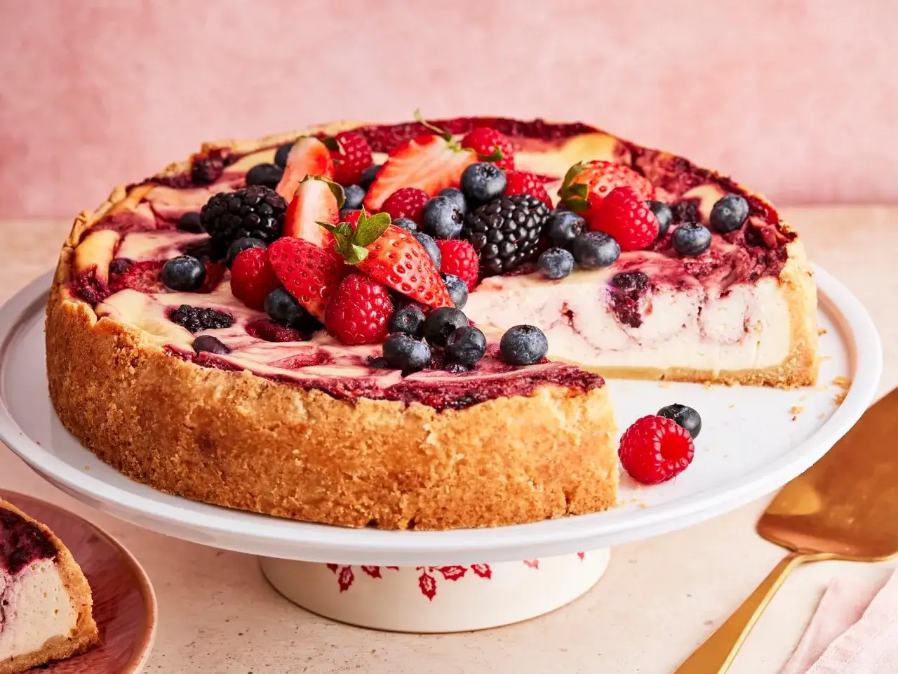 Ein saftiger american cheesecake, &uuml;ppig belegt mit frischen Beeren wie Erdbeeren, Blaubeeren und Himbeeren.