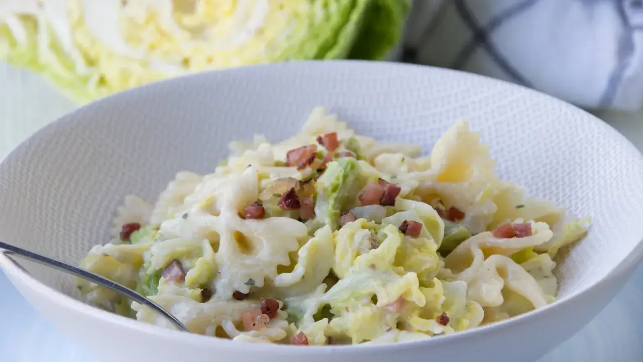 Herzhafte Pasta mit Wirsing und Speck in cremiger Sauce, garniert mit knusprigen Speckw&uuml;rfeln.