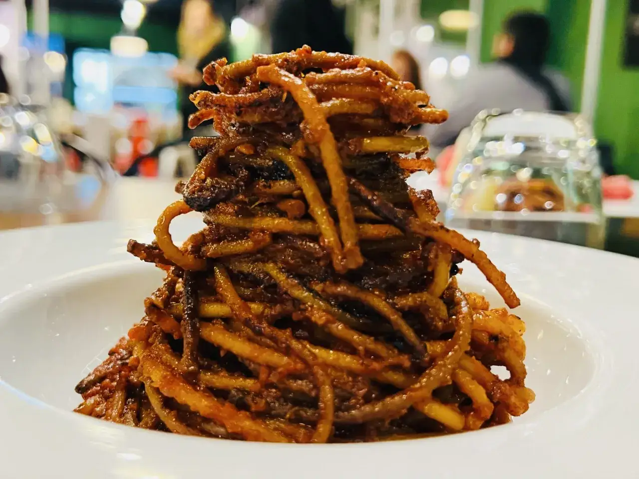 Ein Berg aus knusprigen Spaghetti, perfekt f&uuml;r das Spaghetti Assassina Rezept.