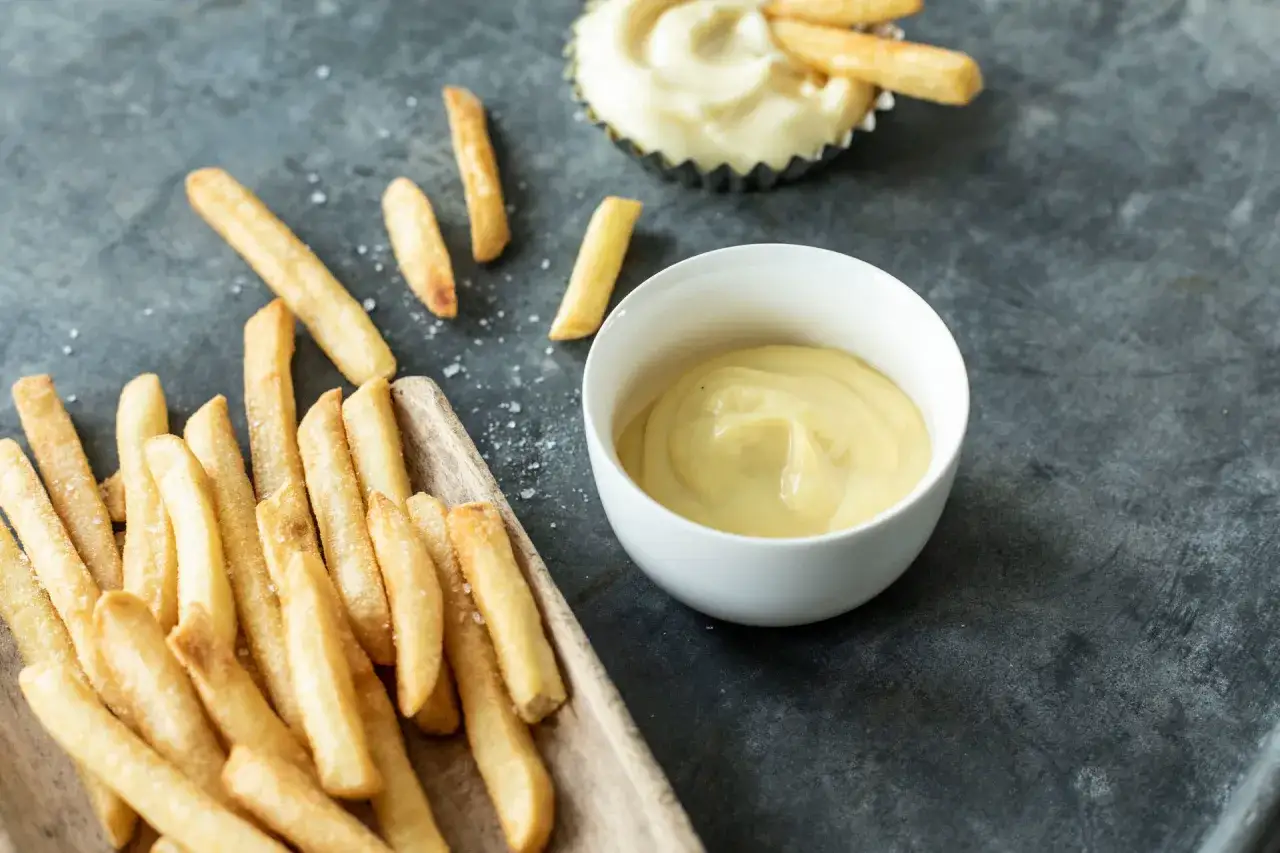 Goldgelbe Pommes Frites mit selbstgemachter veganer Mayo. Ein Genuss f&uuml;r alle, die vegane Mayo selber machen wollen.