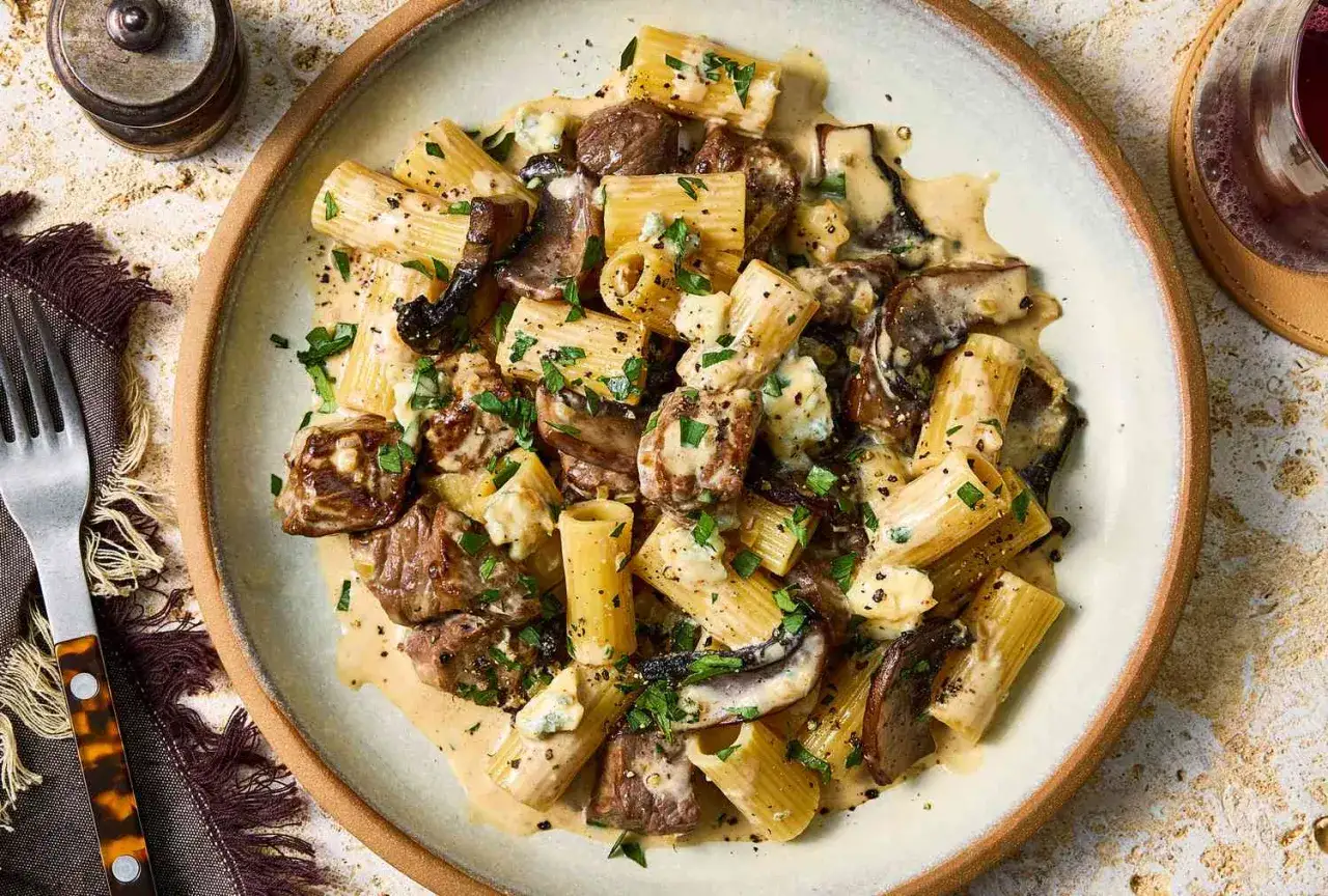 Herzhafte Rigatoni mit zarten Fleischst&uuml;cken und Pilzen in cremiger Gorgonzola-Sauce, garniert mit Petersilie.