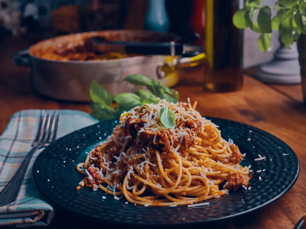 Jamie Oliver Bolognese auf Spaghetti, garniert mit Parmesan und Basilikum. Ein k&ouml;stliches Gericht, das zum Genie&szlig;en einl&auml;dt.