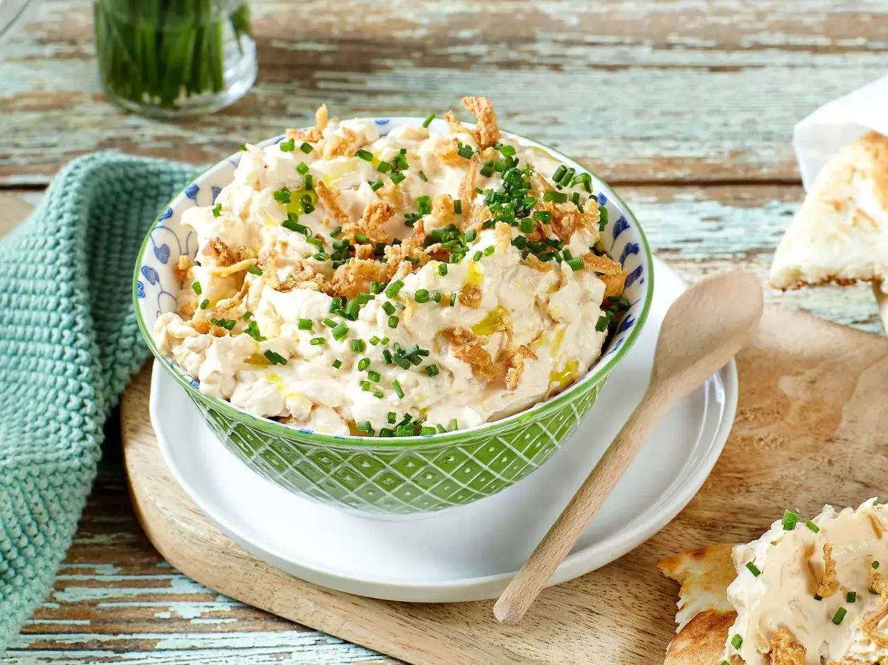 Cremiger Zwiebeldip, der an Zwiebelsuppe erinnert, garniert mit Schnittlauch und knusprigen R&ouml;stzwiebeln. Perfekt zum Dippen!