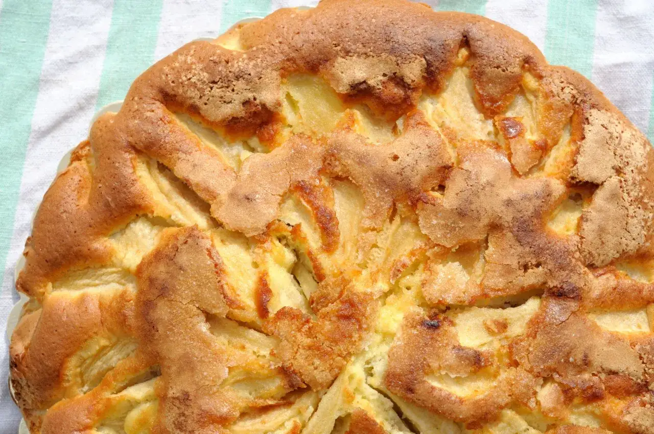 Saftiger apfelkuchen ohne mehl, mit goldbrauner Kruste und sichtbaren Apfelst&uuml;cken. Perfekt f&uuml;r eine leichte Leckerei.