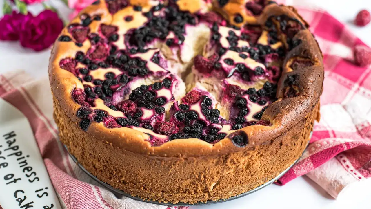Ein saftiger american cheesecake mit Beeren, der Gl&uuml;ck verspricht.