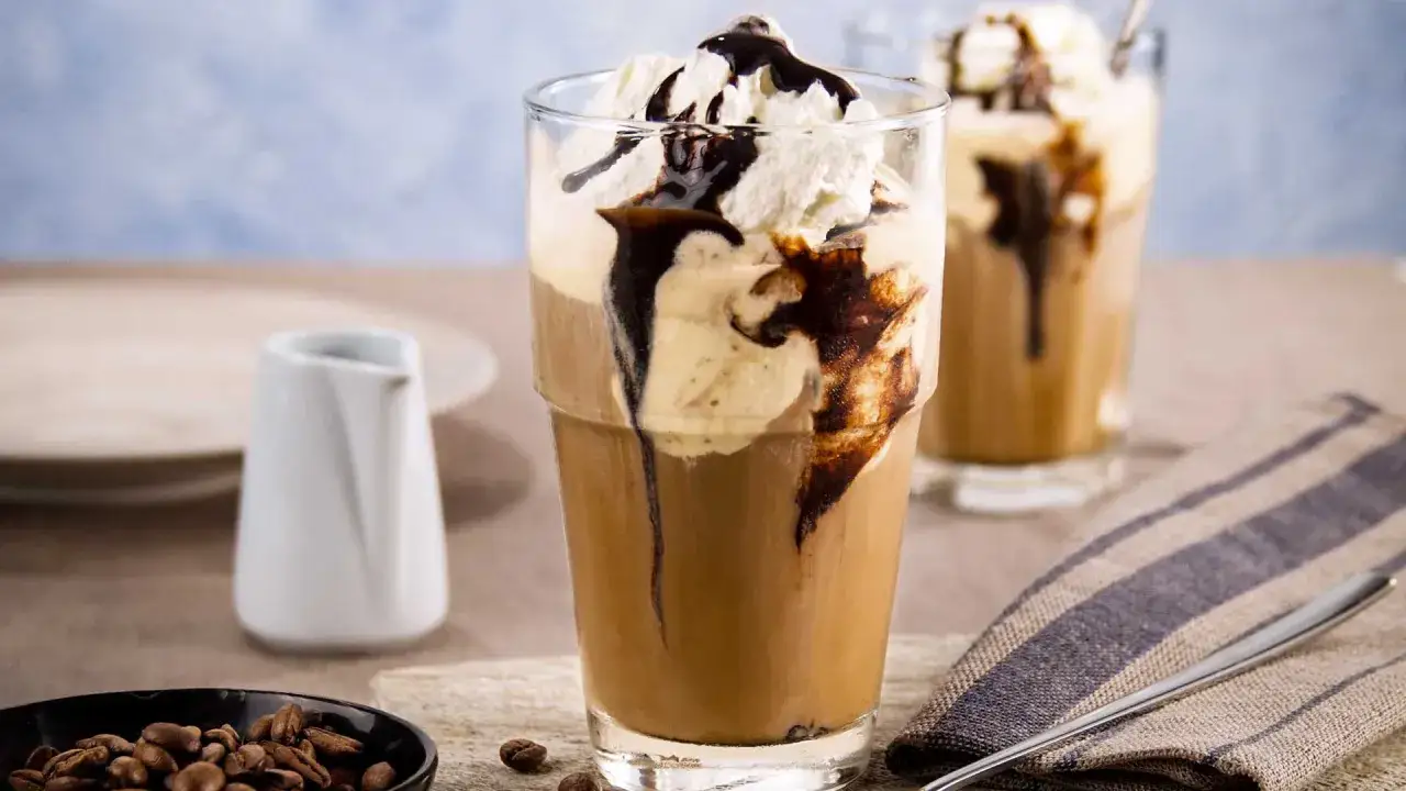 Eiskaffee selbst machen: Ein erfrischender Genuss mit Sahne und Schokoladensirup. Perfekt f&uuml;r hei&szlig;e Tage!