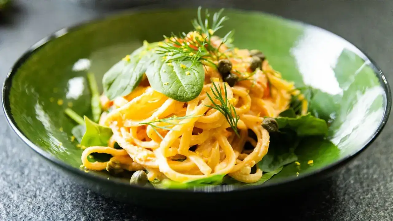 Cremige One Pot Lachs Pasta mit frischem Dill und Spinat, garniert mit Kapern. Ein Genuss für alle Sinne.