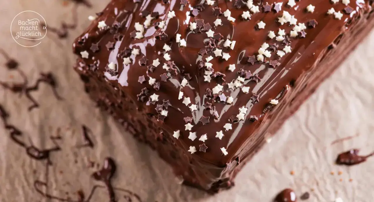 Ein saftiger Schokokuchen mit gl&auml;nzender Glasur und Sternenstreuseln. Perfekt f&uuml;r dein n&auml;chstes Schokokuchen Rezept!