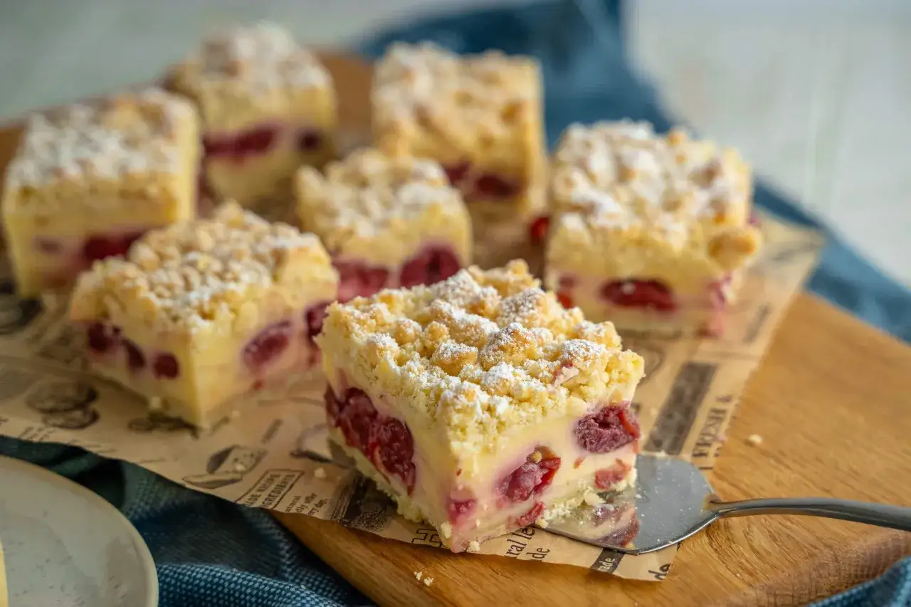 Saftige Kirschschnitte mit Streuseln, ein Genuss f&uuml;r schnelle einfache Blechkuchen.