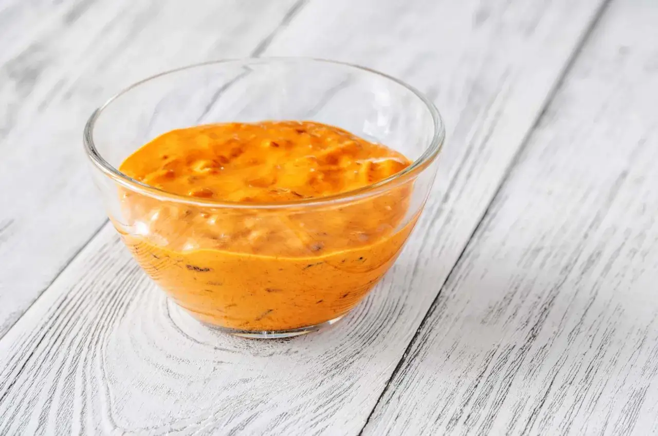 Cremige, orangefarbene Burger Sauce in einer Glasschale, perfekt f&uuml;r Ihr n&auml;chstes Burger-Rezept.