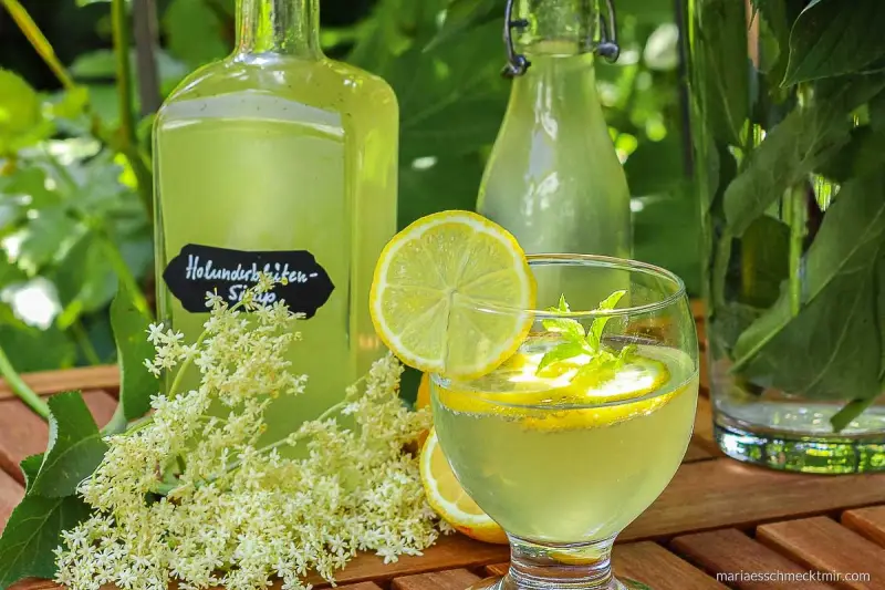 Erfrischendes Getränk mit selbstgemachtem Holunderblütensirup, Zitrone und Minze. Perfekt für den Sommer!