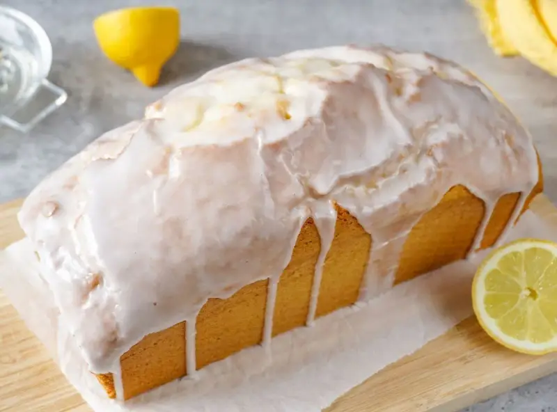 Saftiger Zitronenkuchen mit Zuckerguss, perfekt für jedes zitronenkuchen rezept. Ein Hauch von Zitrone und Süße.
